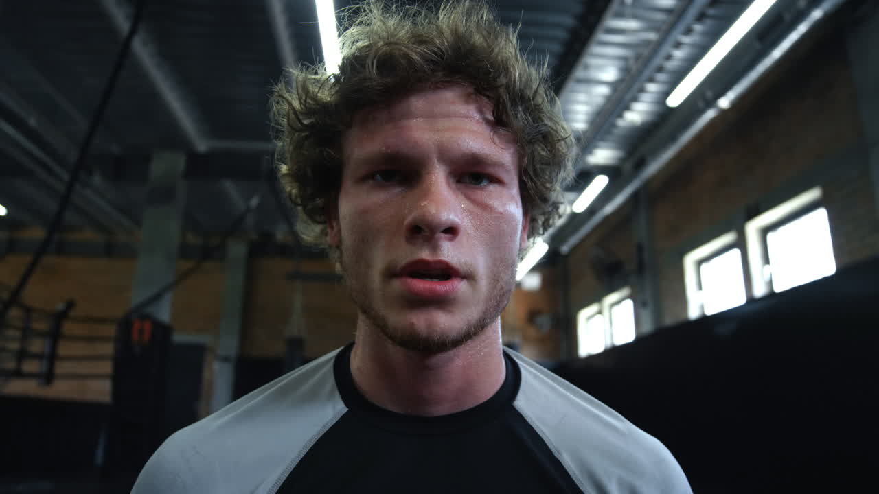 스포츠 클럽에서  ⁇ 을 흘리는 지친 싸움 ⁇ , 체육관에서 호흡을 어렵게 하는  ⁇ 복서