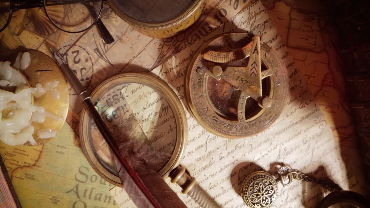 빈티지 스타일의 여행과 모험. 빈티지 오래된 나침반과 테이블에 있는 다른 빈티지 물건들.