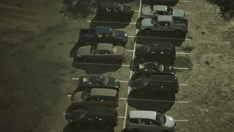 vista aérea de coches estacionados en un estacionamiento