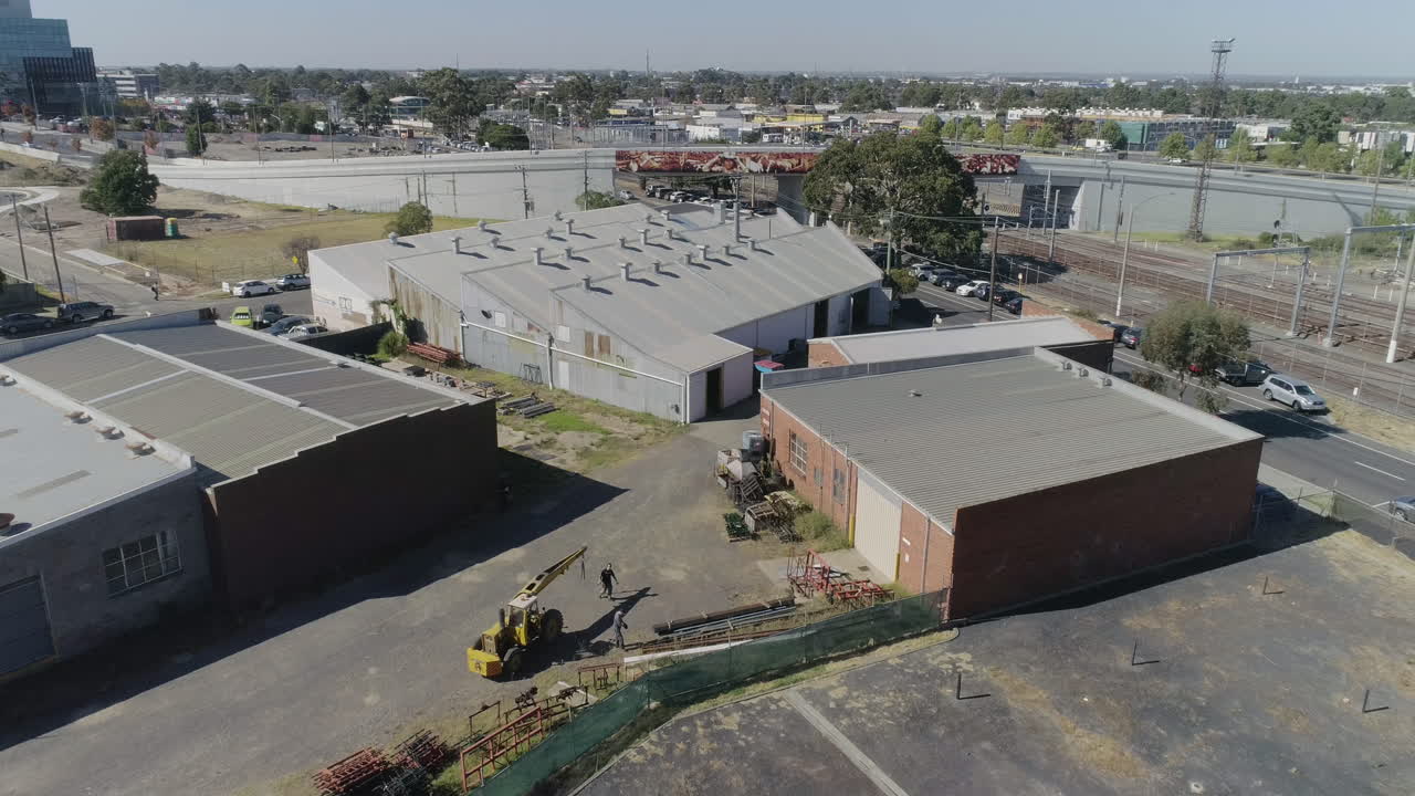 conductor de grúa móvil saliendo de la grúa para inspeccionar la próxima carga de materiales que se transportarán