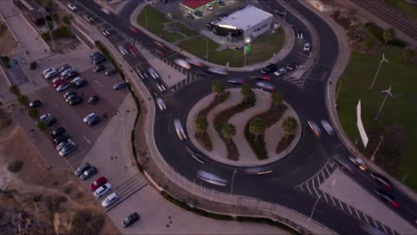 tráfico por carretera una importante rotonda de estoril en cascais