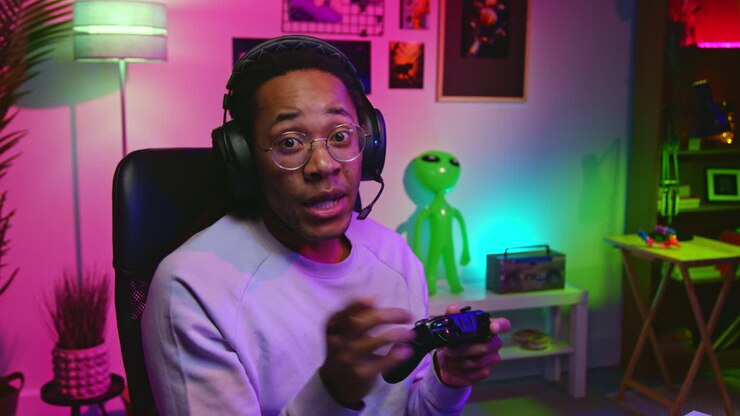 Giovane che gioca a un videogioco con cuffie