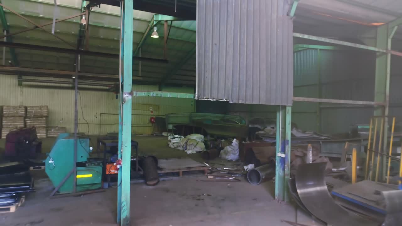 piezas de metal en el depósito de chatarra 4k