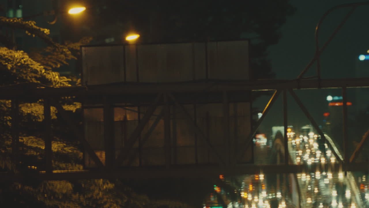 도시 에서 밤 에 갈반화 된 프레임 강철 게이트 와 교통 신호 기둥