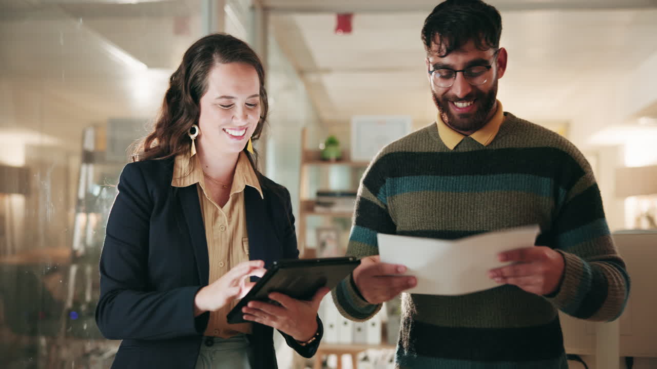 colegas de negocios estrechando la mano y revisando documentos