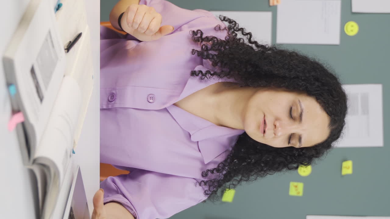 vídeo vertical de una estudiante viva.