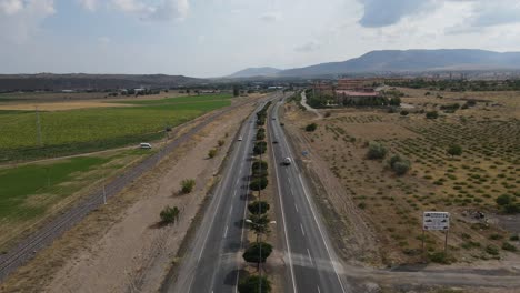 carretera interurbana que cruza una carretera rural
