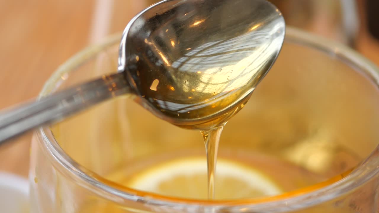 Filo di miele nel tè al limone
