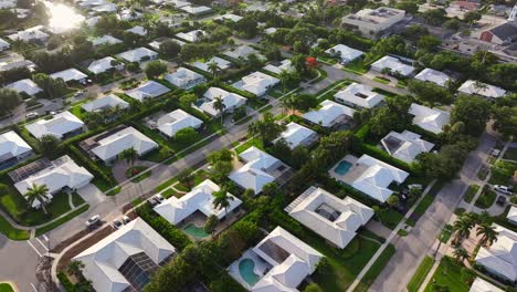 casas residenciales expansivas en una comunidad de golf cerrada en el sur de florida