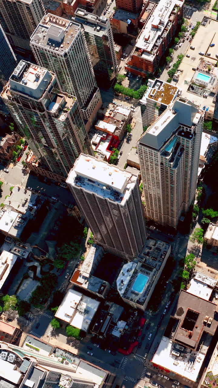 Vista aérea da área central de Chicago durante o dia. Arranha-céus no distrito financeiro, horizonte. Vídeo vertical