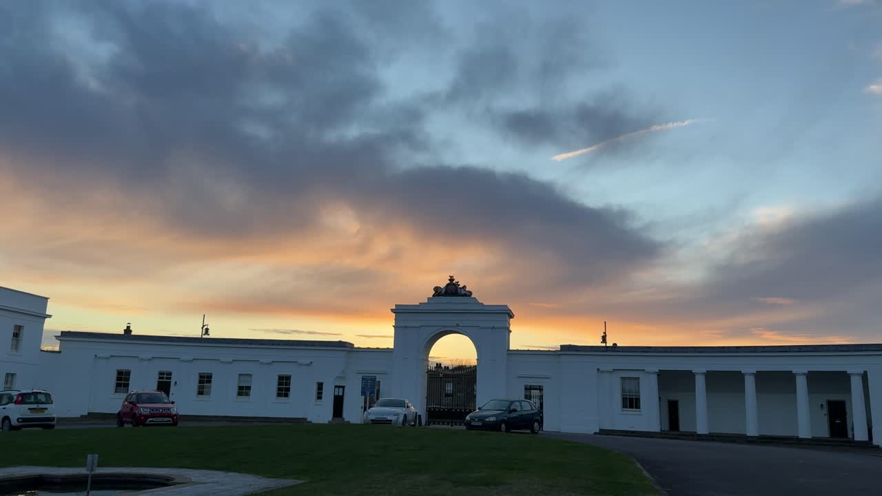 Storiche caserme bianche e arco al tramonto a Gosport, Inghilterra