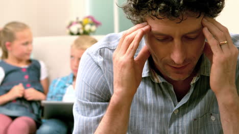 padre cansado con dolor de cabeza
