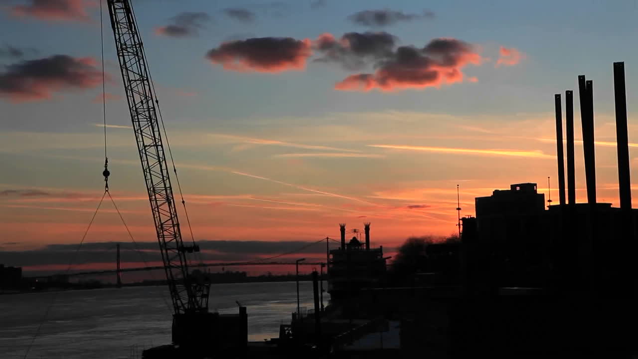 Il sole tramonta mentre le nuvole passano su una zona industriale vicino a Detroit, Michigan
