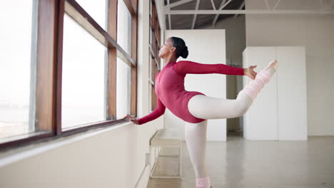 Danza,-Taller-Y-Una-Mujer-Negra-Estirándose