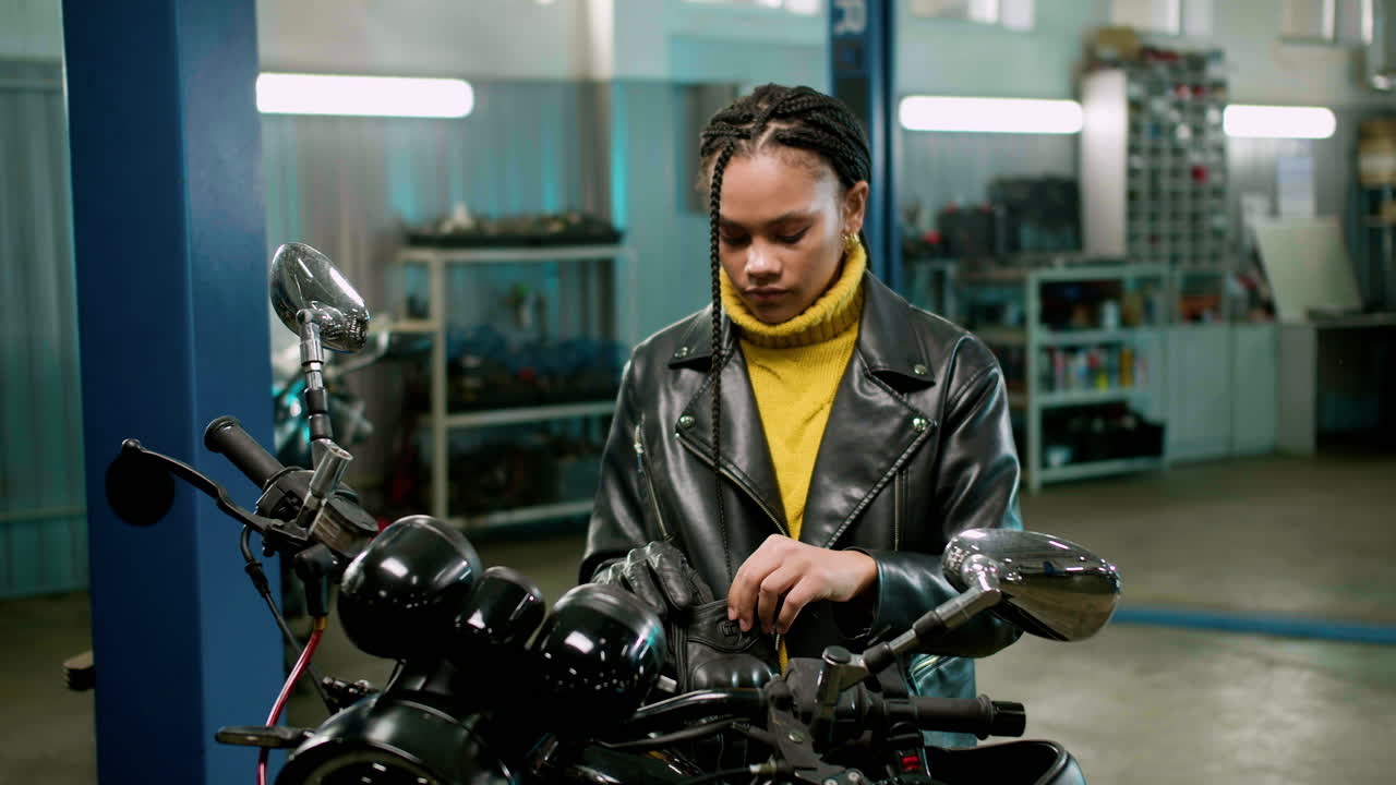 오토바이 를 타고 있는 아프리카계 미국인 여자