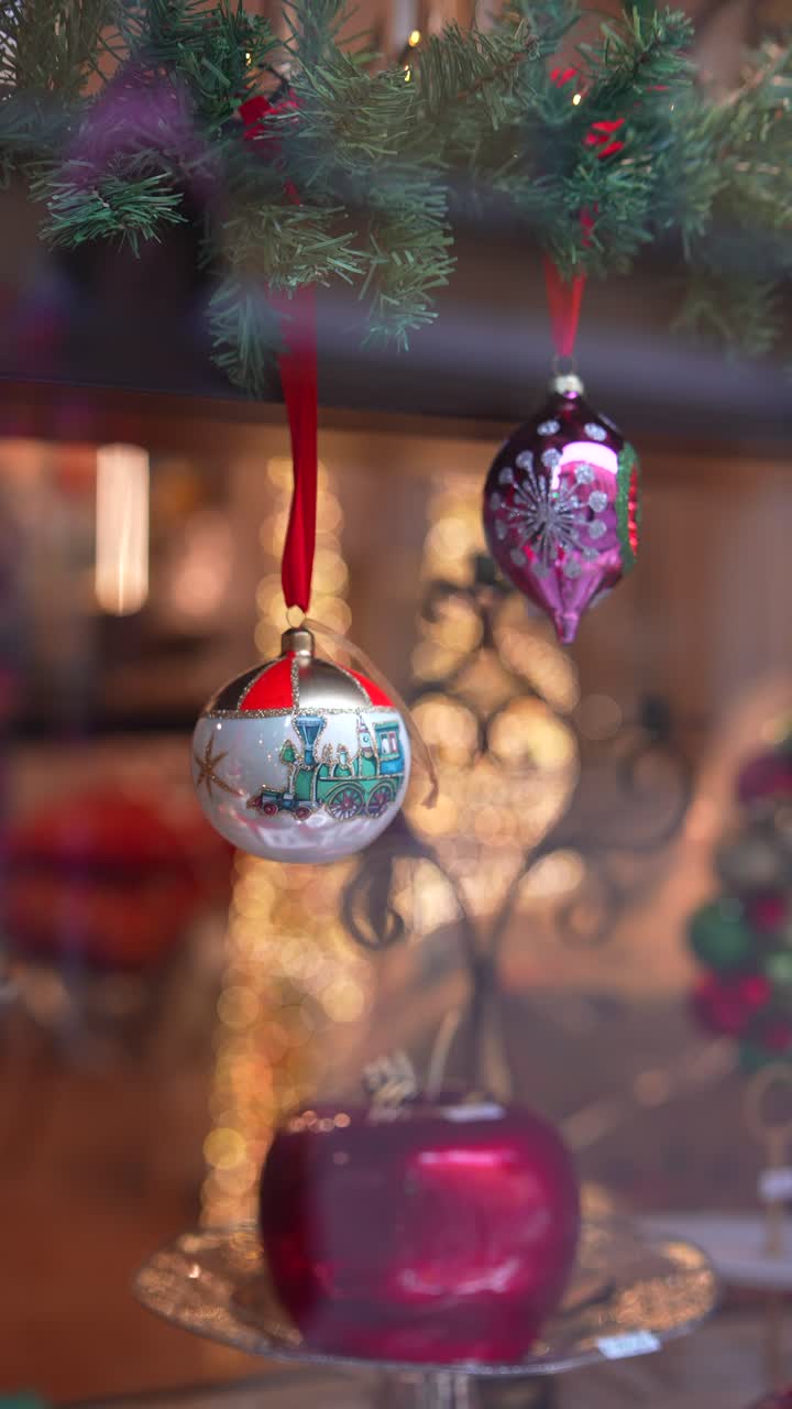 adornos de navidad en un escaparate