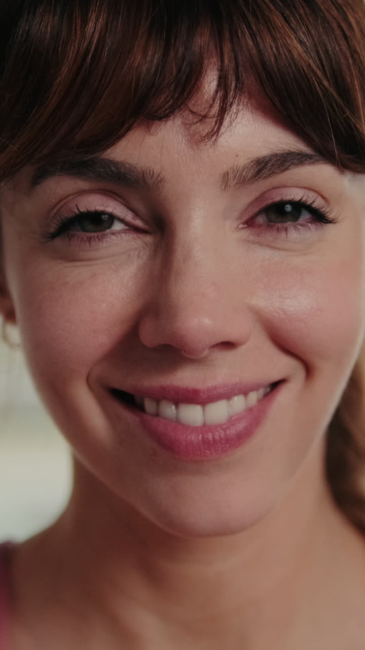 mujer joven sonríe a la cámara