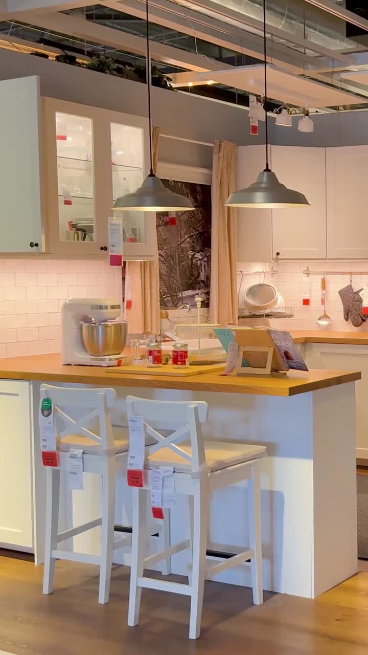 Cozinha contemporânea com fogão e coifa