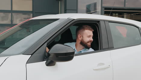 el hombre está emocionado por su nuevo coche.