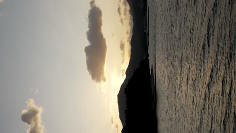 Tranquila-Puesta-De-Sol-En-La-Hora-Dorada-Detrás-De-Las-Montañas-Con-Vistas-A-La-Bahía-De-Hiroshima