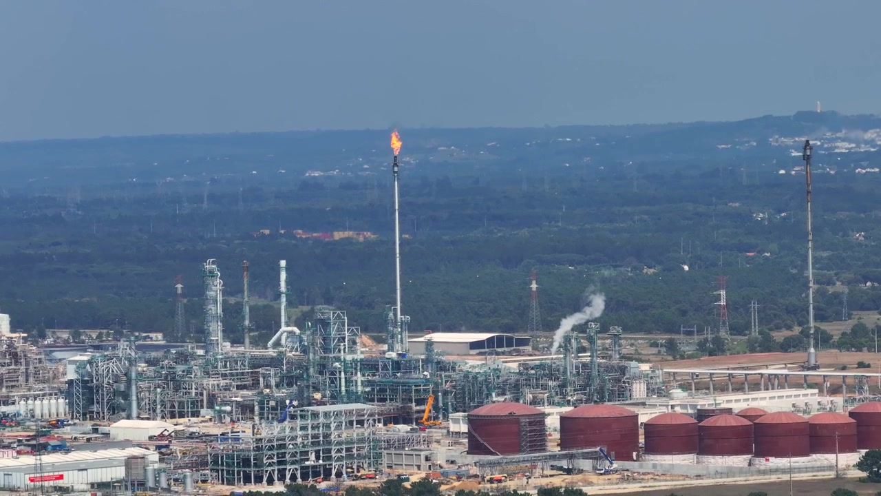 Observe the intricate operations of a large oil refinery, processing crude oil into vital fuels. This facility highlights the energy infrastructure required to meet global demands.
