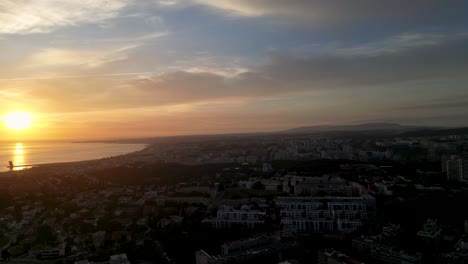 Lisbon-romantic-and-calm-golden-hour-horizon-sunset-over-sea-in-Portugal