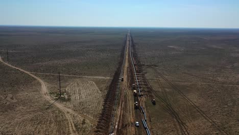 Vista-Aérea-De-La-Construcción-De-Gas-Natural-Y-Oleoducto-En-El-Desierto