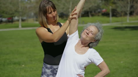 una mujer mayor enfocada calentándose antes de entrenar al aire libre.