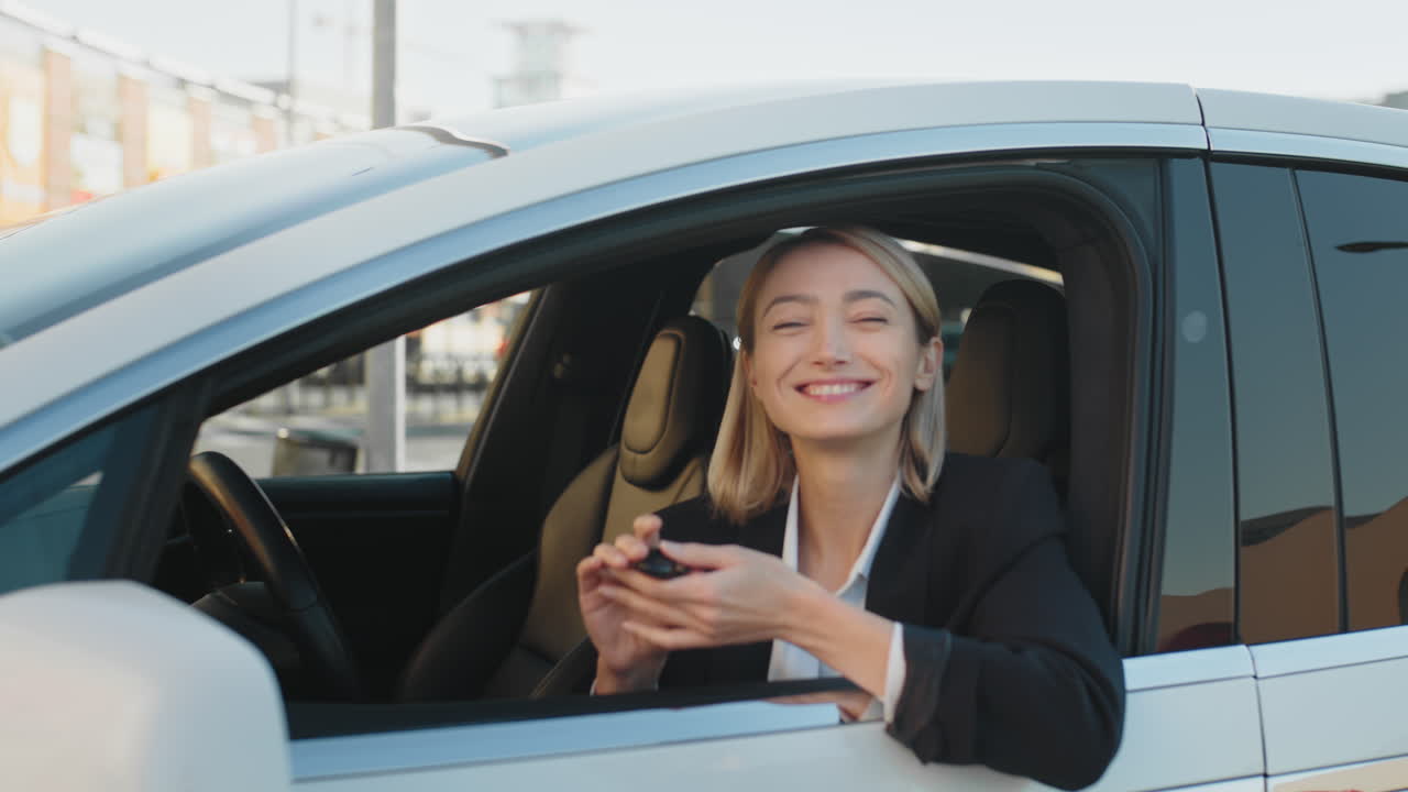 mujer conduciendo un coche eléctrico