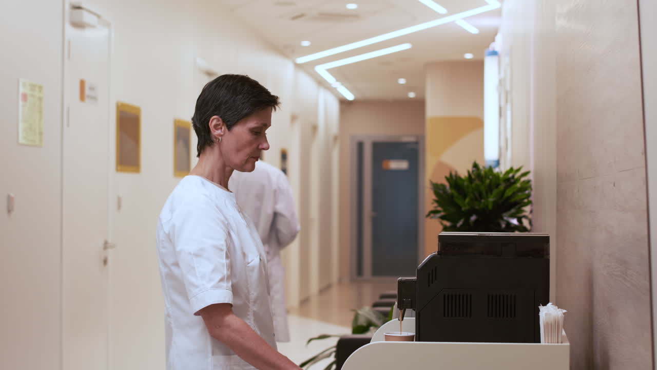 el doctor tomando un café.