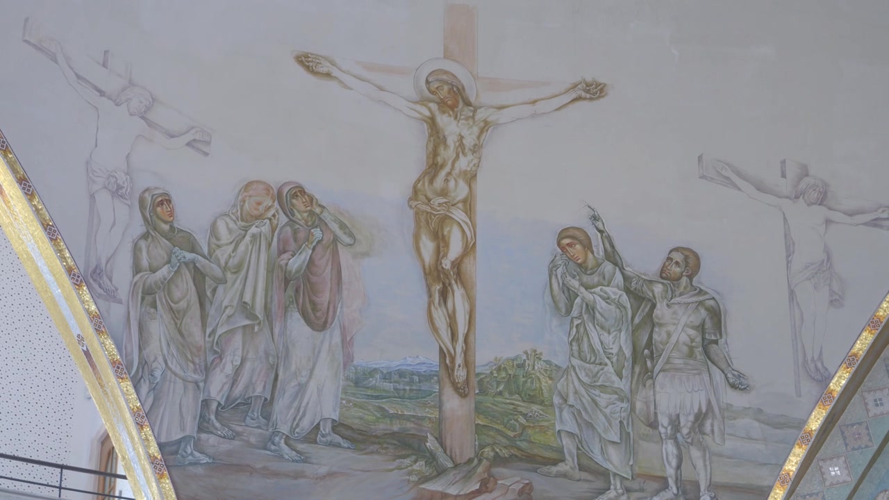 Affreschi della Cattedrale Ortodossa della Resurrezione che mostrano la Crocifissione e un evangelista, Tirana.