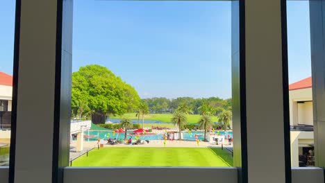campo de golf panorámico con exuberante vegetación