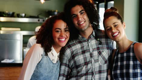 Amigos-Felices-De-Pie-En-El-Restaurante