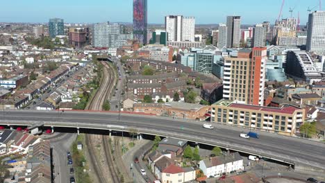 Tiro-De-Drone-Ascendente-Del-Centro-De-La-Ciudad-De-Croydon-Londres