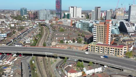 tiro de drone ascendente del centro de la ciudad de croydon londres