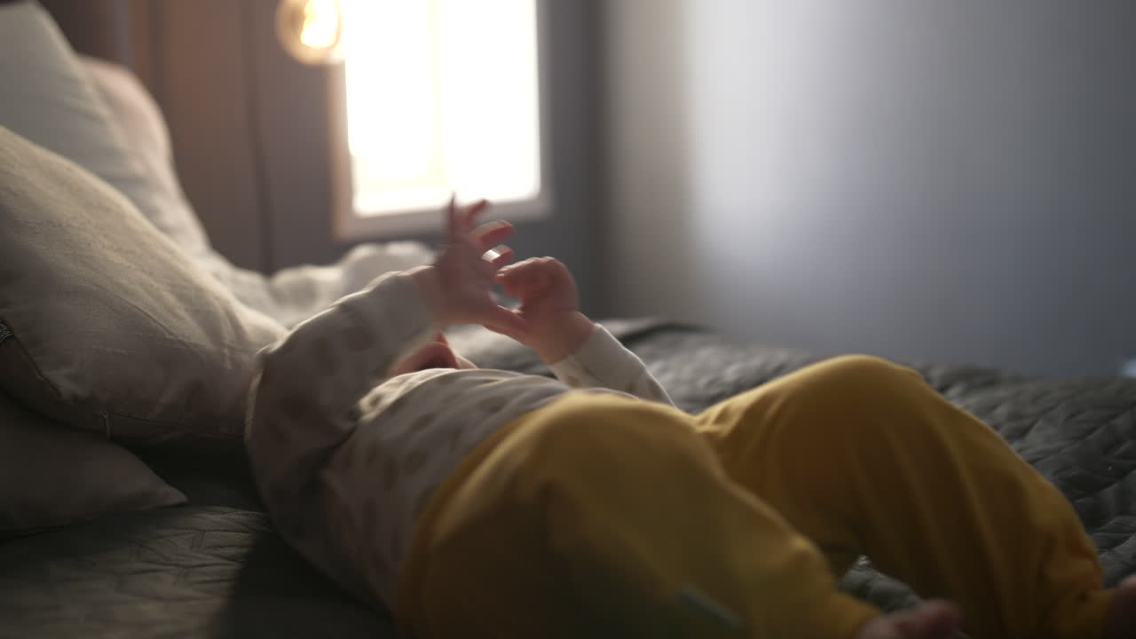 사랑스러운 아기가 침대에서 뒹굴뒹굴