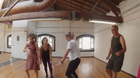 posibilidad remota de personas mayores felices bailando en ronda con el maestro