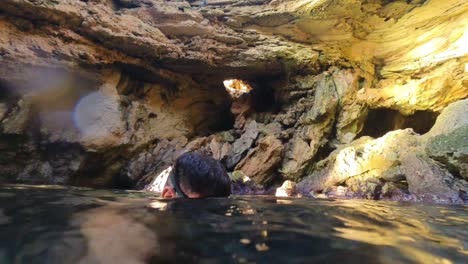 cuando entras en una cueva submarina