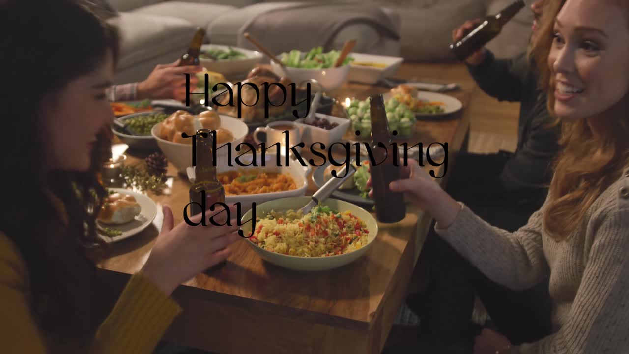 animación de feliz día de acción de gracias texto sobre felices amigos diversos hablando y comiendo