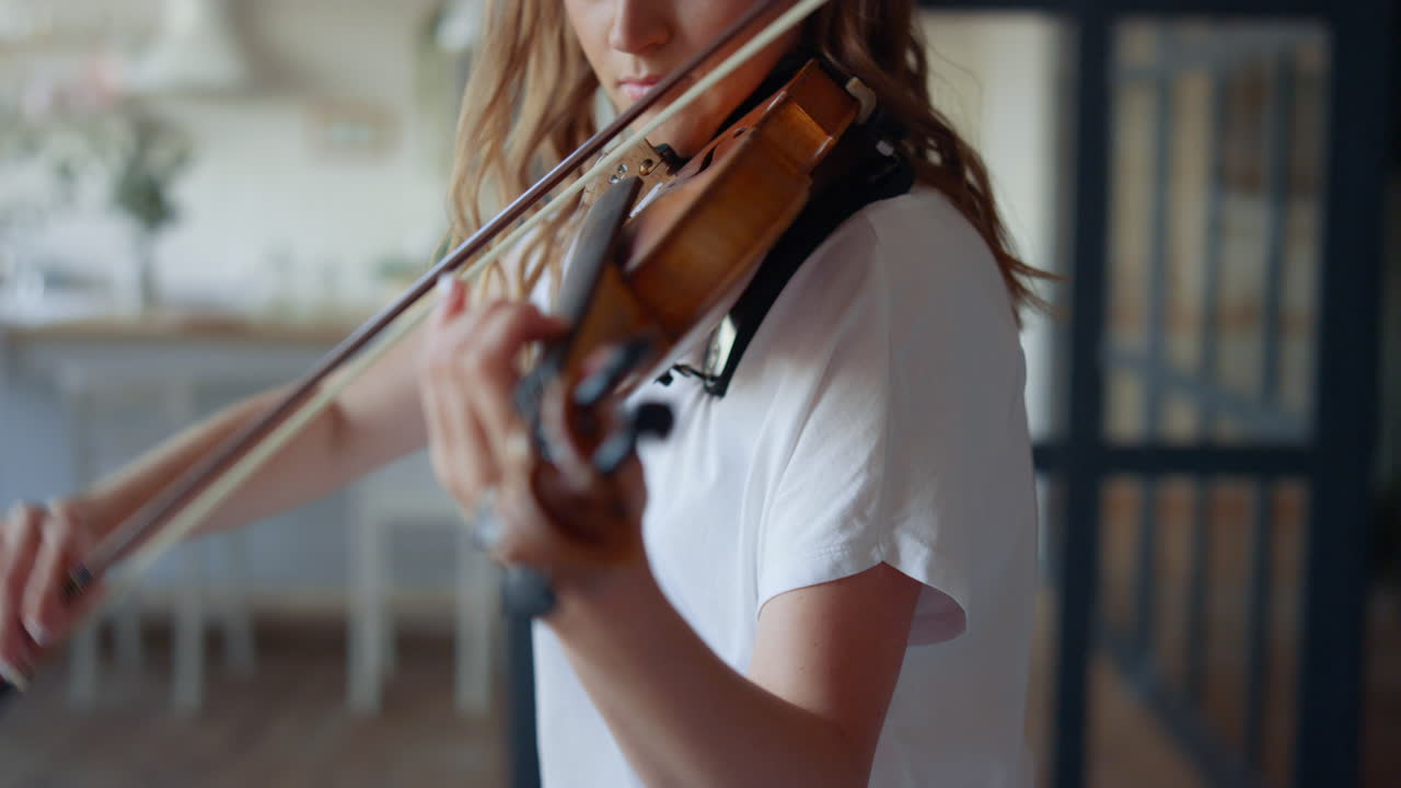 chica interpretando una composición en el violín. músico creando música en el instrumento