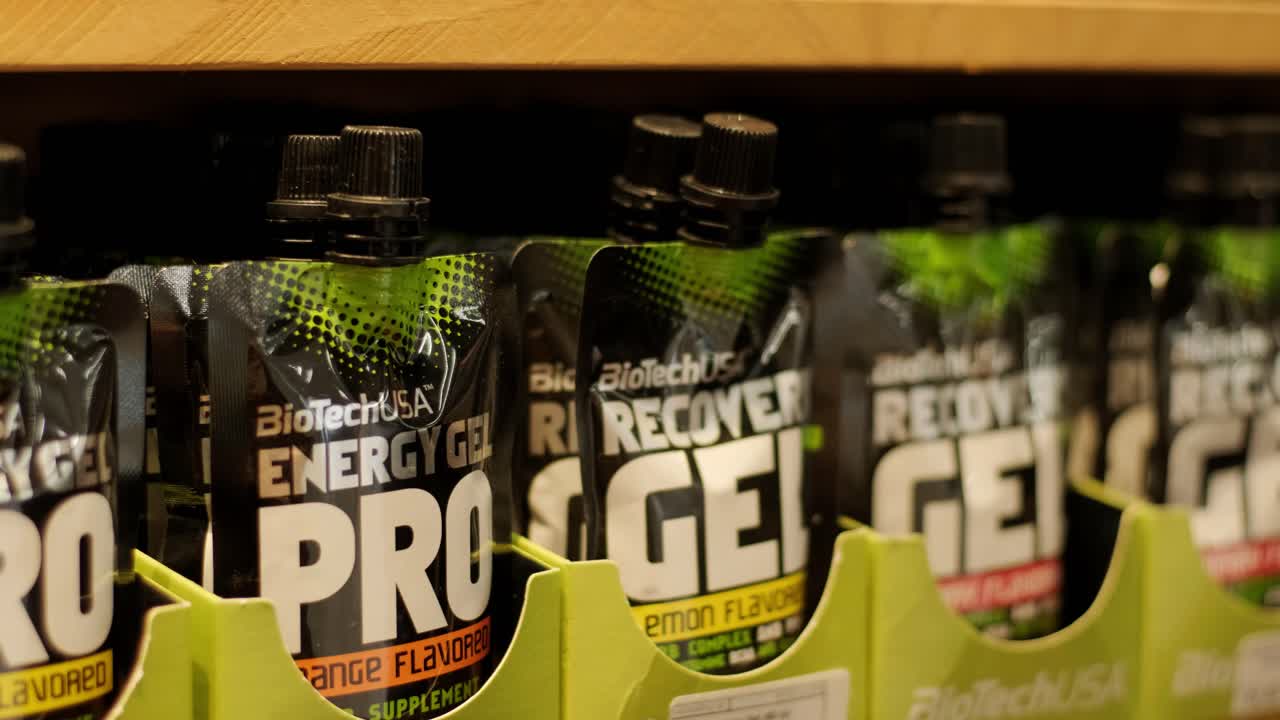 스포츠 영양 상점 인테리어에는 다양한 영양 보충제가 있습니다.