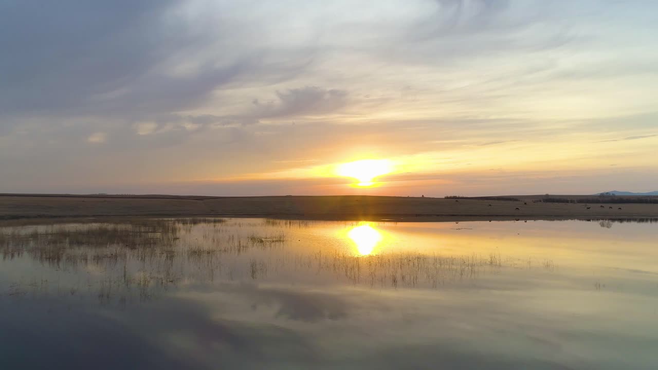 호수 위 에 아름다운 해 가 지는 것