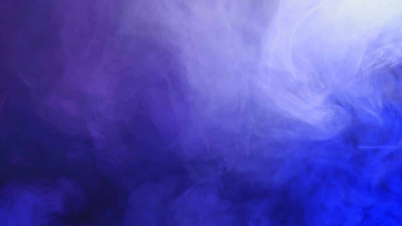 el humo de fondo, el humo volando lentamente.