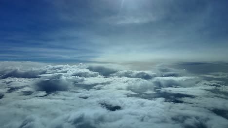 Cloudscape-POV-Tomado-Desde-La-Cabina-De-Un-Avión-Sobrevolando-Una-Capa-De-Nubes-Con-El-Sol-Delante