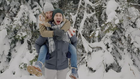 una pareja feliz disfrutando de un día de nieve.
