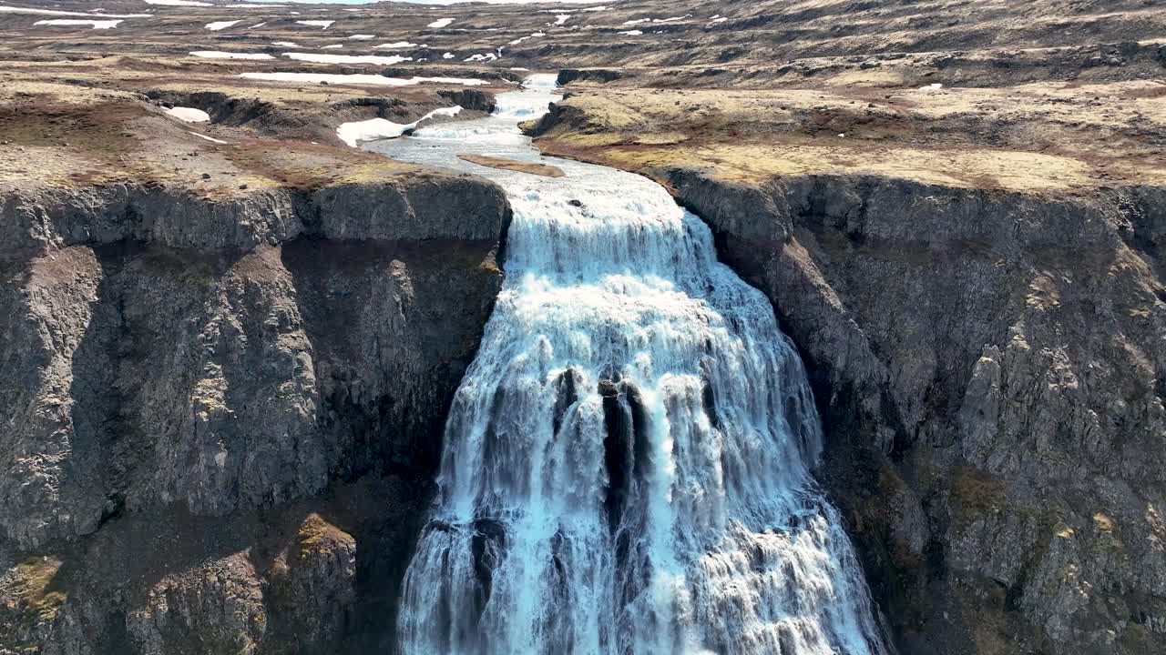 volar hacia atrás en las cascadas de dynjandi en los fiordos del oeste en el noroeste de islandia