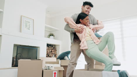 Pareja,-Empujando-Caja-Y-Jugando-En-Casa-Nueva