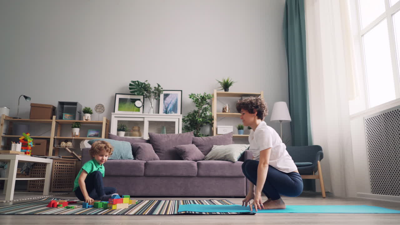 Evde Birlikte Yoga Yapan Anne ve Çocuk
