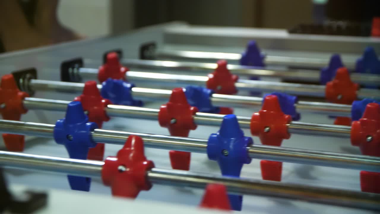 primer plano de la mesa de futbolín