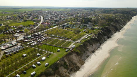 Antena:-Zona-De-Acampada-Junto-A-La-Hermosa-Playa-De-Arena-Y-El-Mar-Báltico-En-Chłapowo,-Polonia